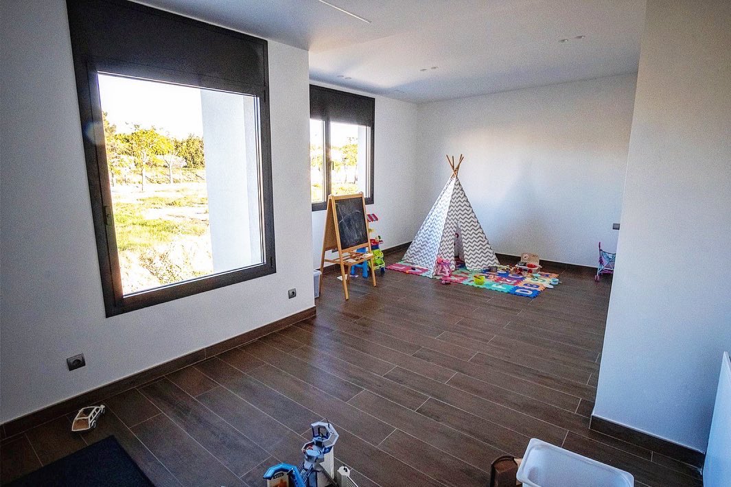 GrupClau's tweet photo. 🏡😍 @CBRConstruccio, de Grup Clau, perfila els últims retocs en la reforma d’aquesta casa unifamiliar de Vinyols i els Arcs. La vida, mica en mica, va omplint els nous espais.

📷 @VilaniuComunica 

#CBRConstruccions #GrupClau #VinyolsielsArcs https://t.co/a8n0bbb0BH