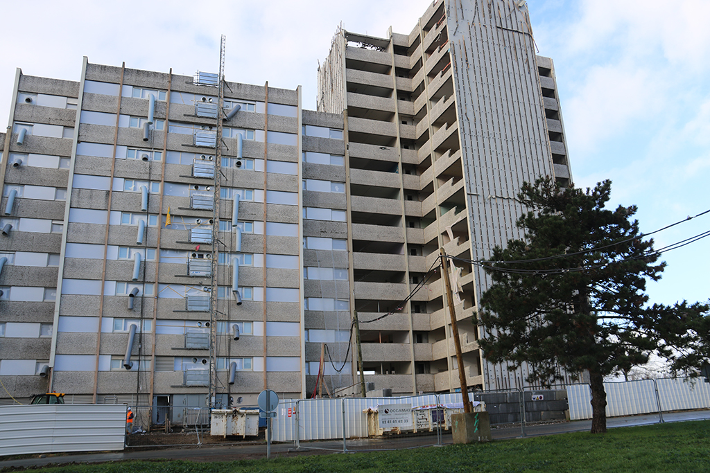PrefetVendee's tweet photo. Ce programme de renouvellement urbain #NPNRU #PRIR soutenu par l'@AnruOfficiel à hauteur de 2M€ poursuit l'objectif d’améliorer le confort et le cadre de vie des locataires au travers de la rénovation et la création d’équipements publics et du réaménagement d'espaces verts. https://t.co/coGnv2qz9p
