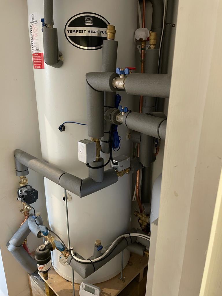 mscheating's tweet photo. LOOK 👀 what’s hiding up the garden 🪴 #london #cottenhampark Another great #airsourceheatpumps Install 🏁
#heatpumps #greenenergy #savetheplanet #nomoregasboiler #centralheating #renewableenergy #ashp #greenfuture #heatpump #trustmark #mcs #samsung #reducecarbonfootprint 
🔧💯♨️ https://t.co/wQ1PggCUWH