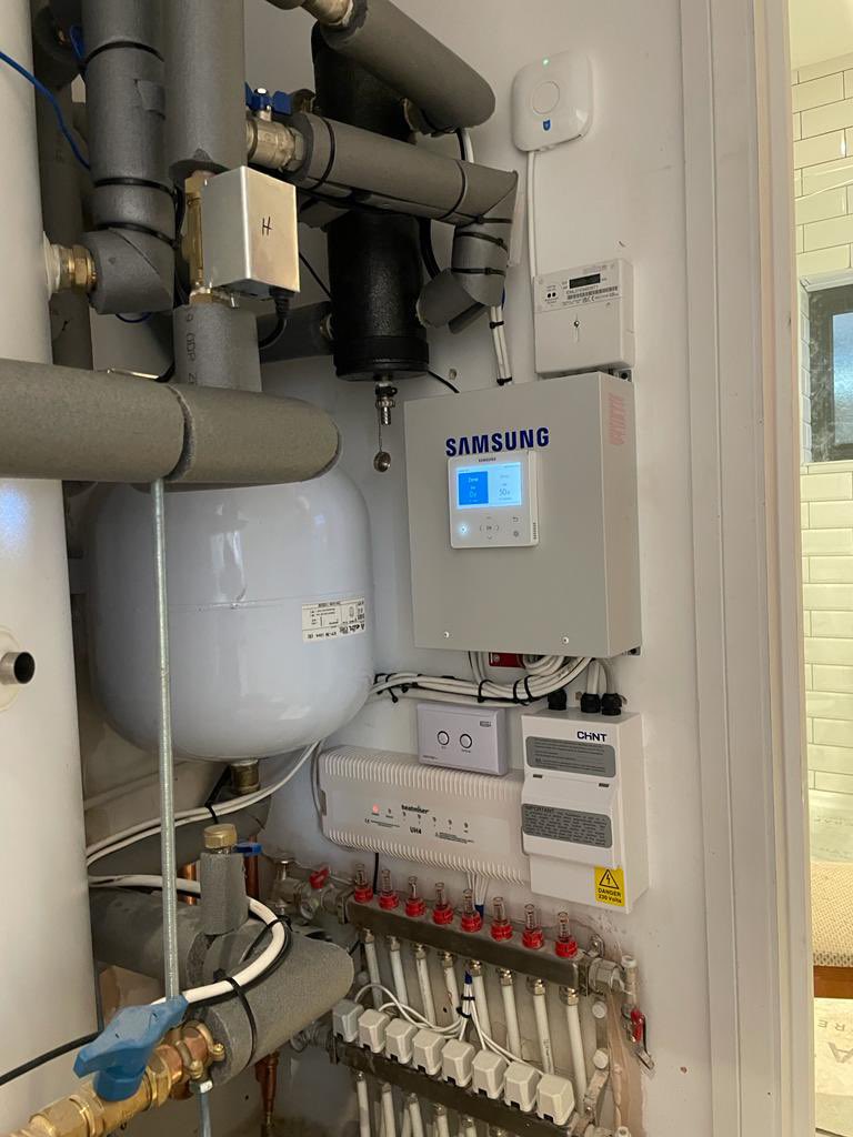 mscheating's tweet photo. LOOK 👀 what’s hiding up the garden 🪴 #london #cottenhampark Another great #airsourceheatpumps Install 🏁
#heatpumps #greenenergy #savetheplanet #nomoregasboiler #centralheating #renewableenergy #ashp #greenfuture #heatpump #trustmark #mcs #samsung #reducecarbonfootprint 
🔧💯♨️ https://t.co/wQ1PggCUWH