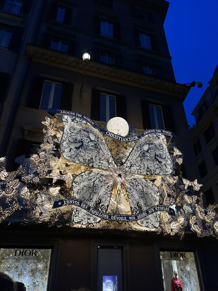 albagvti's tweet photo. @iluminica Mientras tanto, Dior en Roma… https://t.co/YwpVz2XNu8