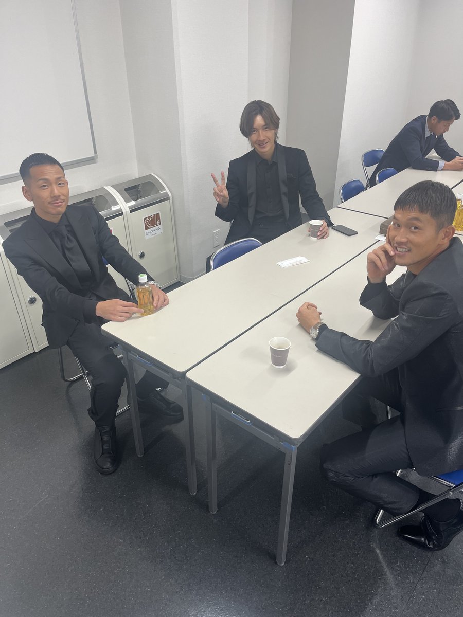 #奈良竜樹 選手
#山岸祐也 選手
#井手口陽介 選手

優秀選手賞に選ばれました✨
このあとの #Jリーグアウォーズ にて登壇します🐝

準備OK‼️

18:00からリーグ公式YouTubeで配信開始📣
見てくださいね
youtube.com/watch?v=oalWpo…

#アビスパ福岡