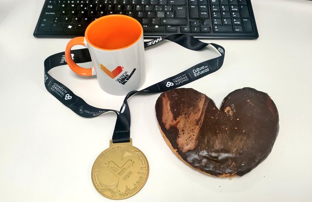 JaviRun42k's tweet photo. Ya tenemos el #Maratón20 en la buchaca y no podía faltar mi típica #FotoPalmera postmaratón en la oficina 🤪
Vaya finde bueno hemos pasado en @maratonvalencia
#EstamosPreparados
#SiempreFuertes
#LaVigésima🏅
#kmsXalimentos
#kmsXela
#ComandoValencia
#Gracias https://t.co/ufZnSp17op