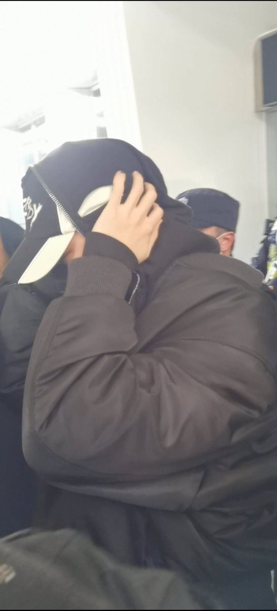 serinforxvii's tweet photo. did this happen today??? leave the babi alone 😭 https://t.co/4xc4Z5FU6z