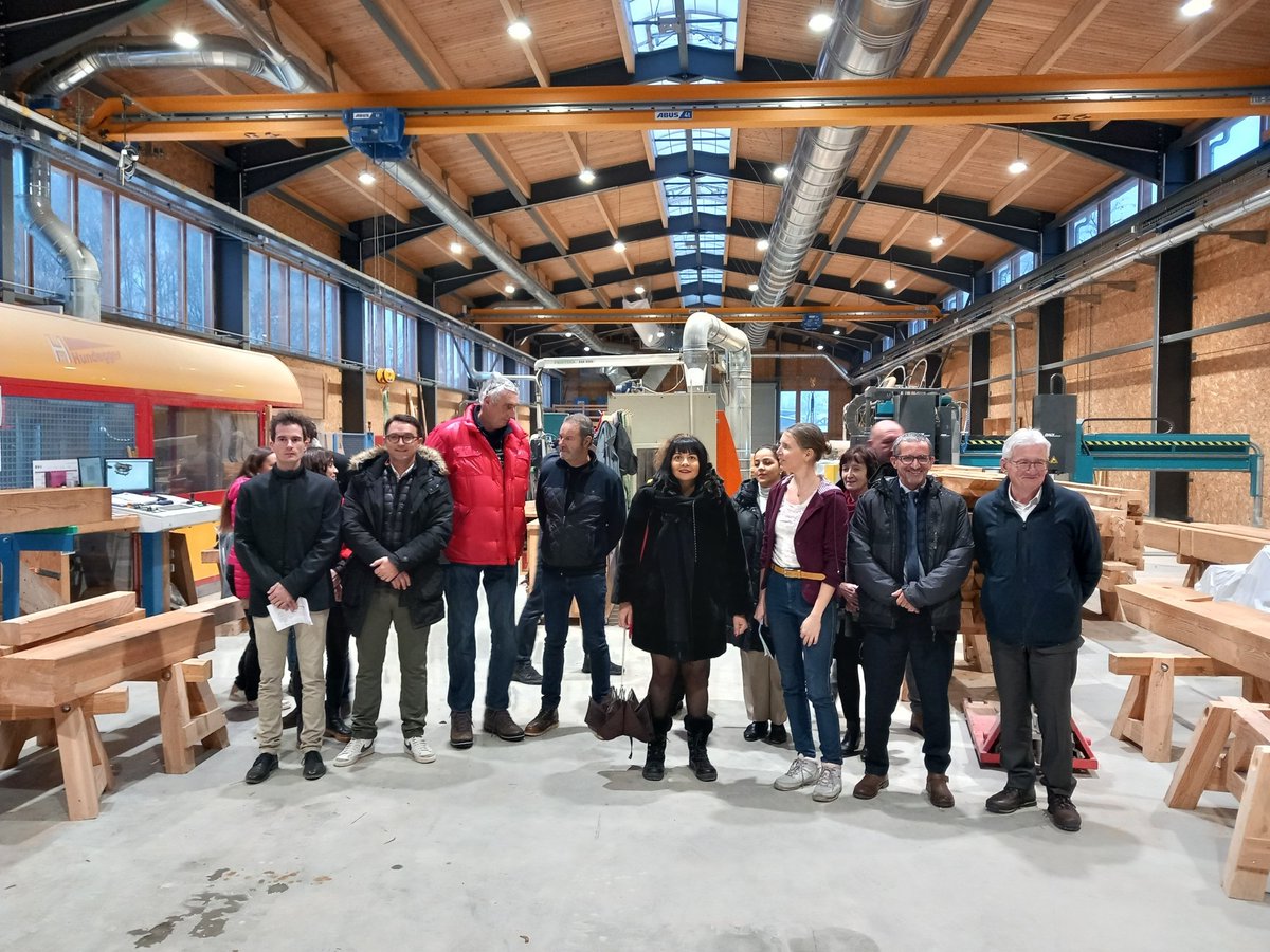 Prefet05's tweet photo. Le saviez-vous ?
🥽 L'industrie dans les Hautes-Alpes ce sont tout de même près de 2 600 actifs sur le département et plus de 1 900 établissements.
L'entreprise Lombard et  Vasina, a accueilli la sous-préfète de Briançon, pour une conférence de presse. https://t.co/1BSvoqYxjQ