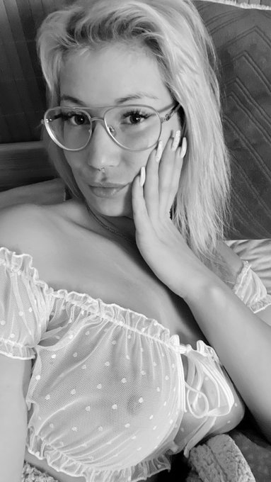 Mornin&rsquo; darling! 🌹 https://t.co/z1Qdgf3jqQ