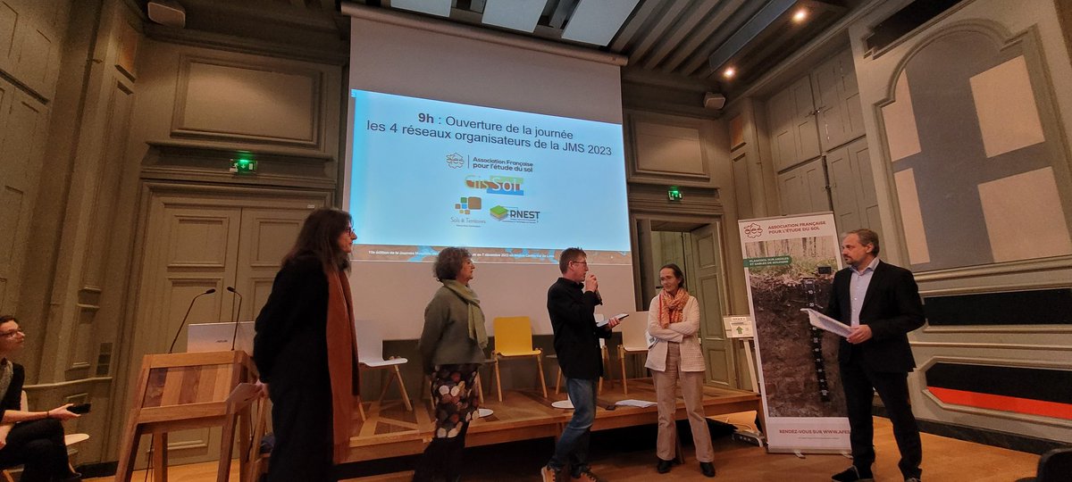 InfoEtSols's tweet photo. Présentation des réseaux organisateurs #jms23 @rmt_sols #gissol #restaurant @afes_fr https://t.co/Urb2Qltcct