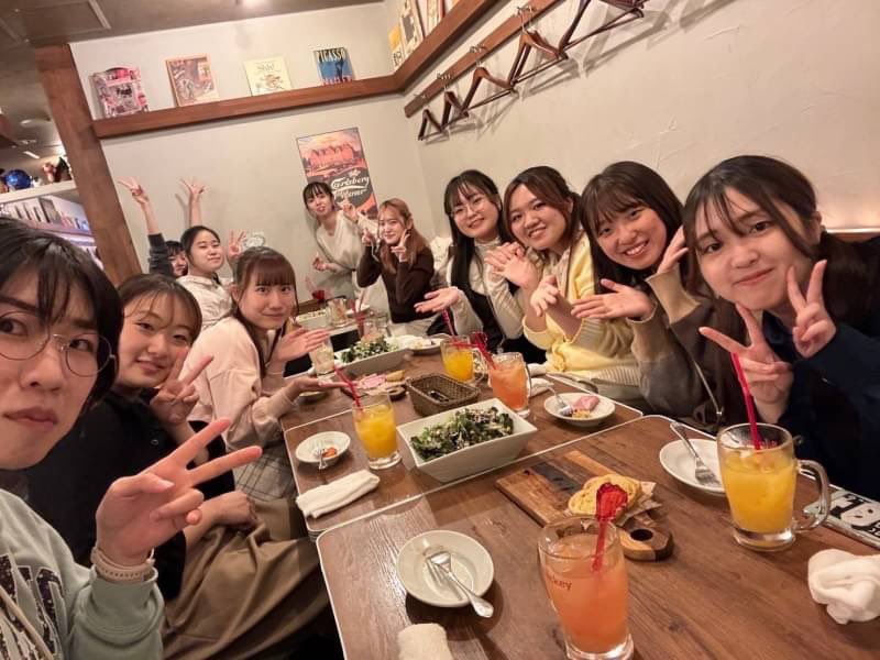 gakugei_konsei's tweet photo. 定期演奏会まで1️⃣8️⃣日❗️

【パート紹介　ソプラノ】
え？ソプラノはパート内でバチバチしてそうって？
いや、学年関係なく仲良し🫶

え？ソプラノは練習がキツすぎて文句言ってそうって？
いや、持ち前の根性で練習を頑張ってます🫶

とにかく伝えたいことは1つ。
定演待ってます！

 #tgu_konsei61st https://t.co/BasHwkJOCE