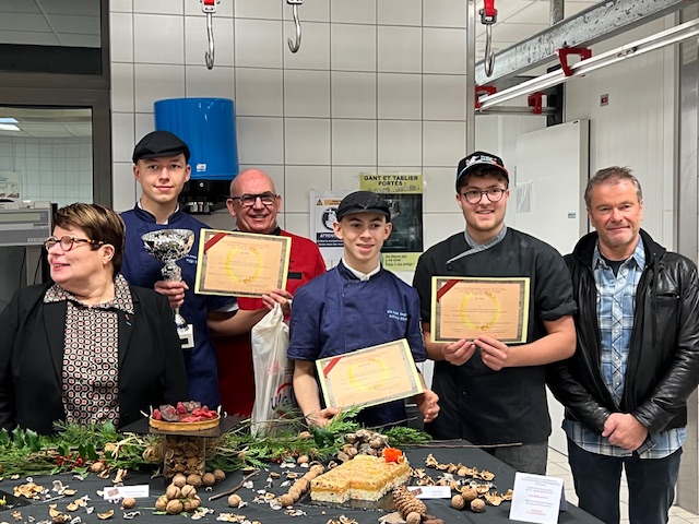 🏆 Toutes nos félicitations à Hugo Rauser, apprenti à l'UFA André Siegfried qui a terminé 1er du 𝐌𝐀𝐅 𝐂𝐡𝐚𝐫𝐜𝐮𝐭𝐢𝐞𝐫. 🥨🥇
Il représentera fièrement l'Alsace à la finale nationale qui aura lieu à Paris en mars 2024. 🥩🍴