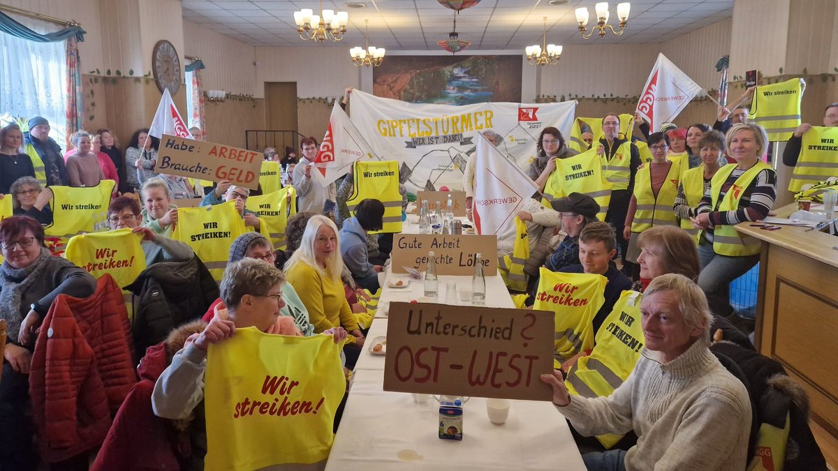 NggOst's tweet photo. Gestern starker 2. Streiktag beim TK-Backwarenhersteller Aryzta Nordhausen + Eisleben gestern. Klares Signal in die Schweiz! Die Beschäftigten kämpfen für höhere Zuschläge,  13. Monatsgehalt, mehr Urlaub und Entlastung Schichtarbeit. Noch mehr Streik? ⬇️
https://t.co/rWwtJP5QRu https://t.co/FbvW2E00ic