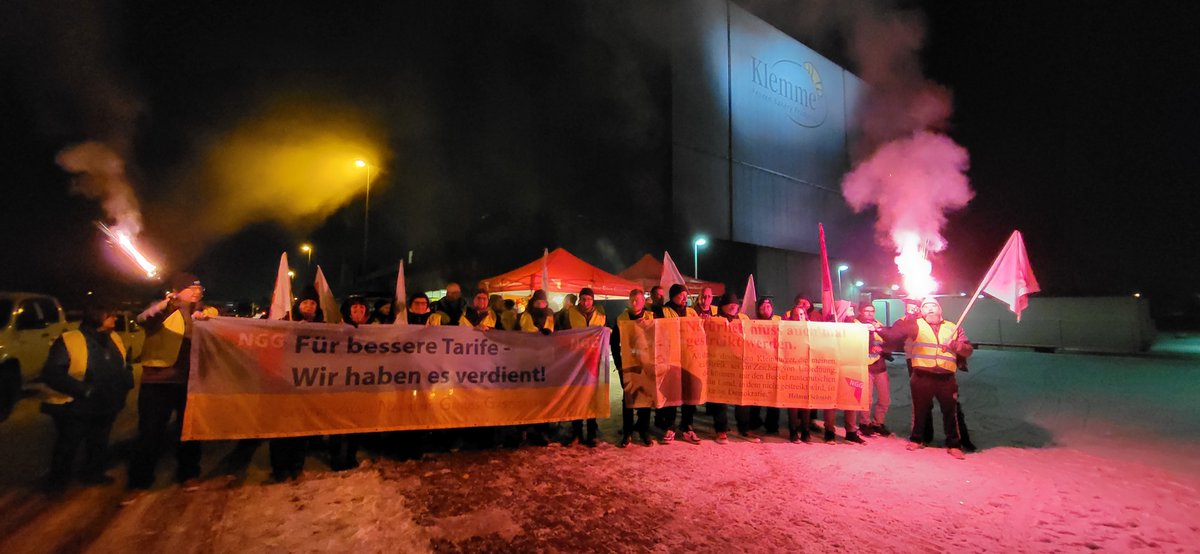 NggOst's tweet photo. Gestern starker 2. Streiktag beim TK-Backwarenhersteller Aryzta Nordhausen + Eisleben gestern. Klares Signal in die Schweiz! Die Beschäftigten kämpfen für höhere Zuschläge,  13. Monatsgehalt, mehr Urlaub und Entlastung Schichtarbeit. Noch mehr Streik? ⬇️
https://t.co/rWwtJP5QRu https://t.co/FbvW2E00ic