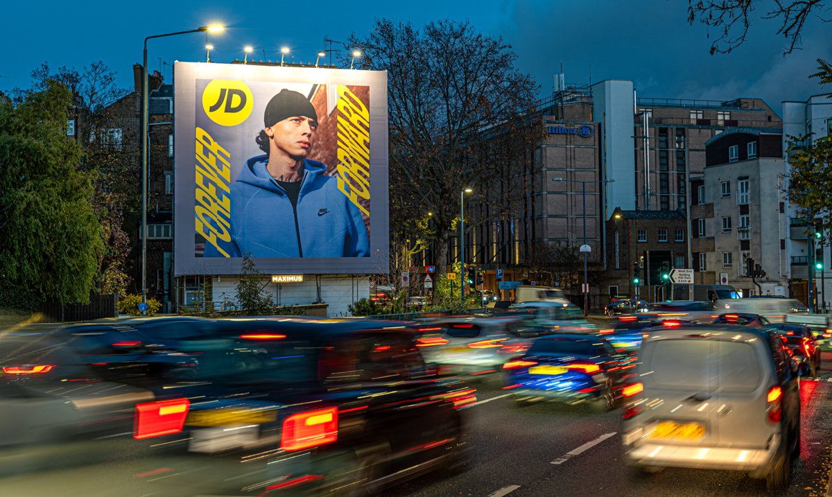 maximusmaximise's tweet photo. Sports retailer @JDSports, launched its 'Forever Forward' campaign, fronted by British rapper @centralcee, across the country in high impact city centres. @Goodstuffers @TalonOOH 

#OOH #outofhome #advertising #megabanner https://t.co/jceDiiBmw5