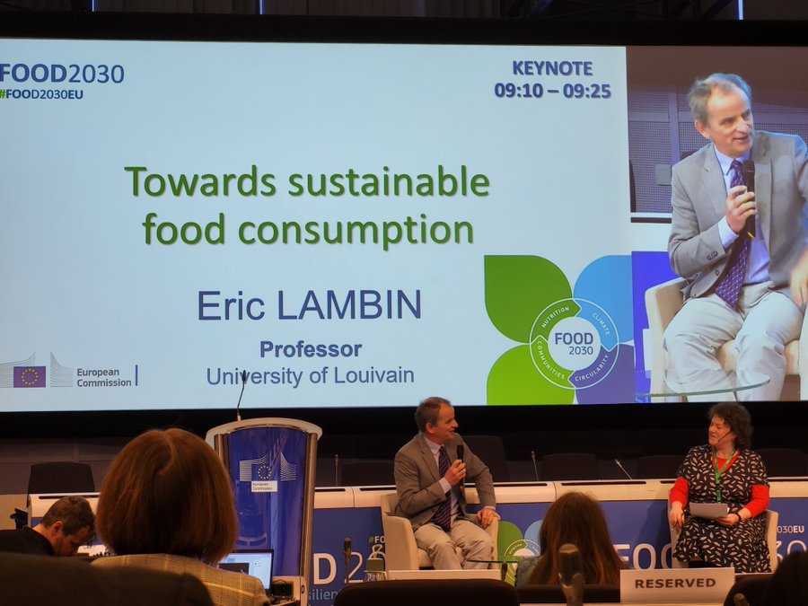 Healthy, sustainable diets must become more accessible, but currently animal products receive 3x times more public funding than #plantbased alternatives. 

Eric Lambin, speaking at #Food2030 Conference about #sustainable food consumption 👏

#PutChangeontheMenu