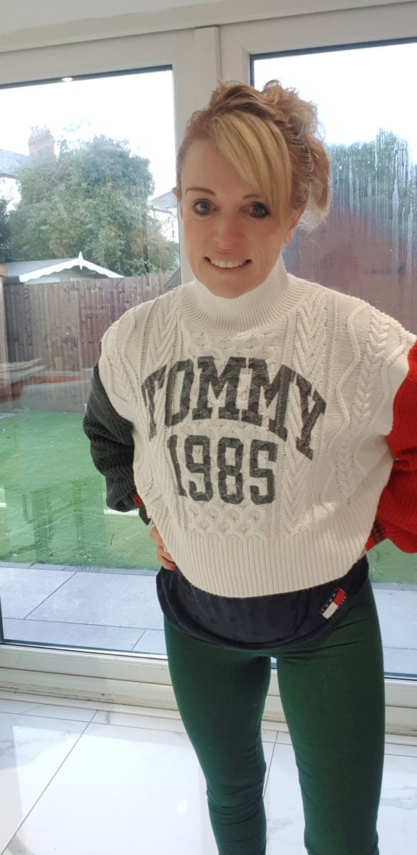 BodyPositive13's tweet image. Ladies of Body Positive enjoy today Banded and Dumbells on catch up.

We hit 4 X 3 Minute Banded Leg EMOM followed by 2 Minute Core Circuit.

Lots of Variety mixing it up and ended with Banded Upper Body Finisher. 

#strengthtrainingathome #exerciseathome #femalefitnesspage