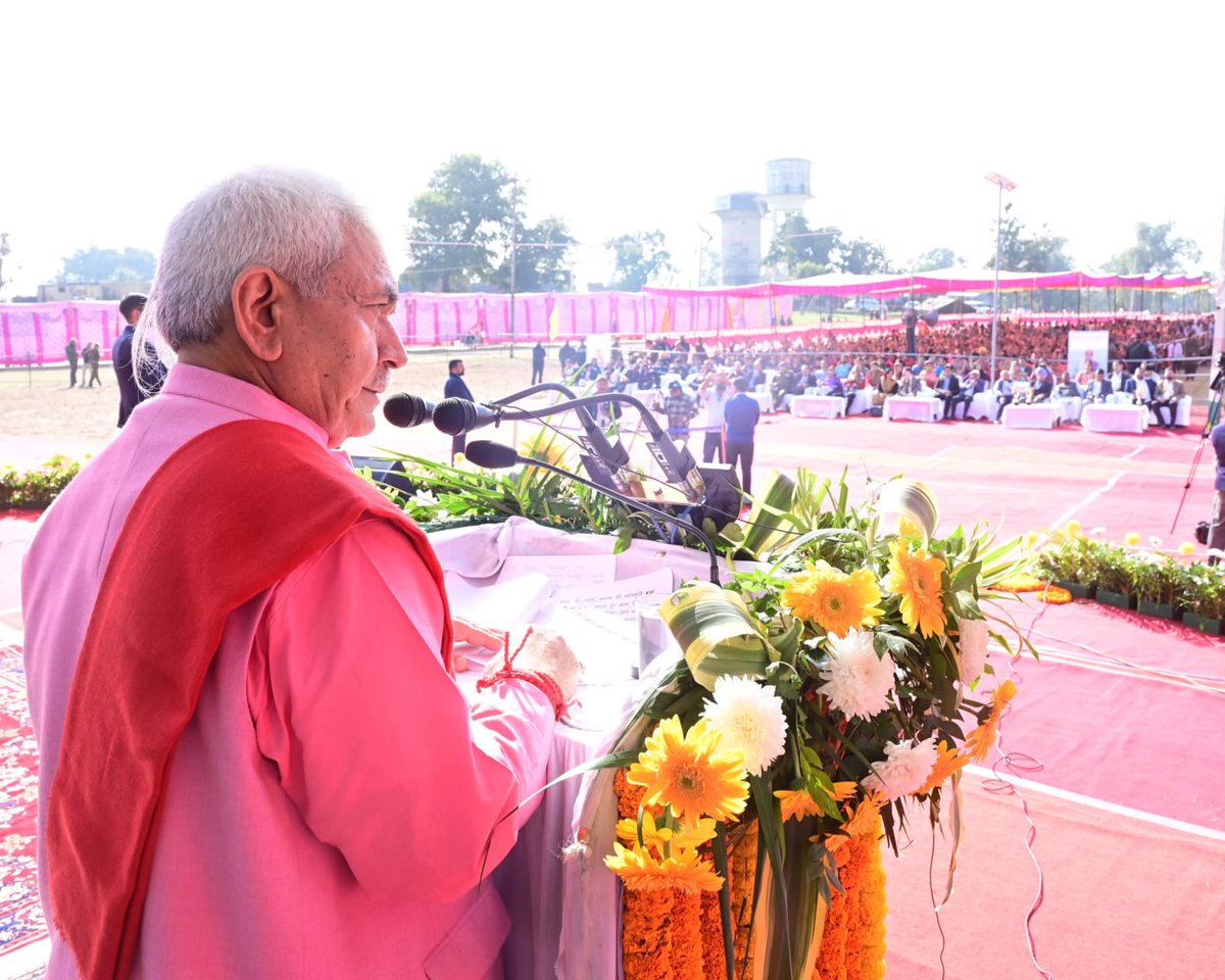 dar_Zubair_07's tweet photo. Youth must recognize and internalize the values espoused by #BabaJitto and contribute in building an egalitarian society, free from the exploitation & discrimination. It will be a real tribute to Baba Jitto that we dedicate ourselves to build an ideal & developed society:LG Sinha https://t.co/y07Ze9PCRB