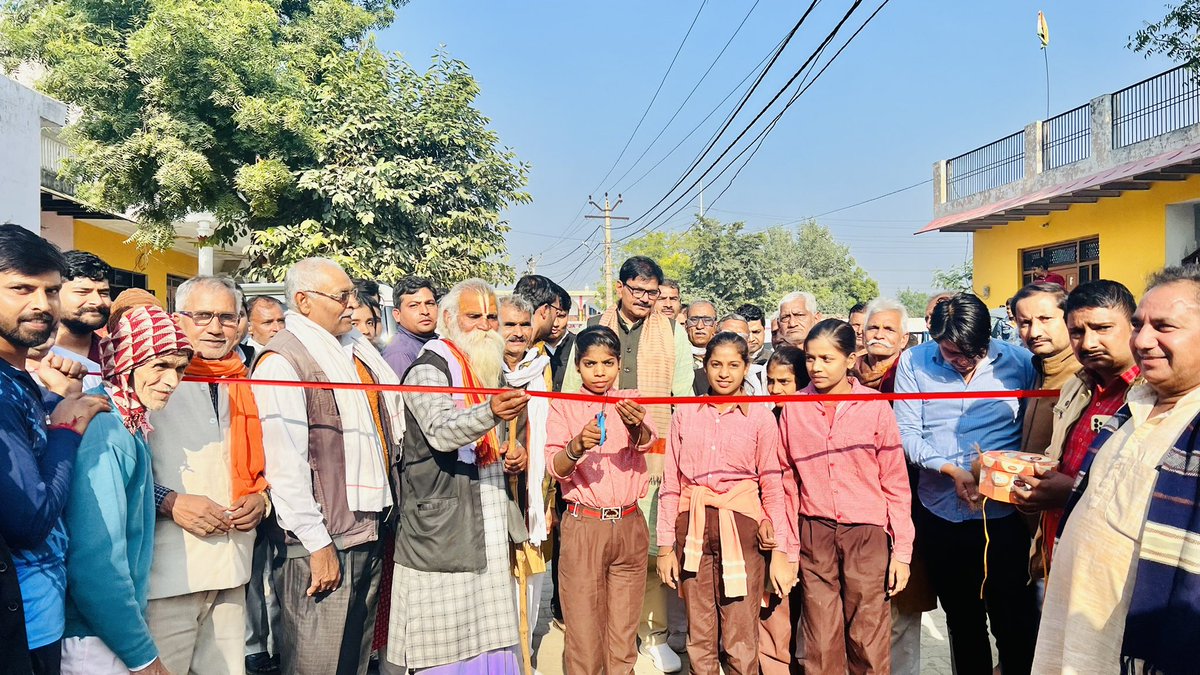 जेवर विधानसभा में प्रस्तावित फ़िल्म सिटी के पास स्थित ग्राम रौनीजा अब बनेगा स्मार्ट विलेज। 12 करोड़ 25 लाख रुपए की धनराशि होगी खर्च। सड़क से लेकर सीवर और स्वास्थ्य से लेकर शिक्षा की व्यवस्था भी होगी दुरुस्त। बच्चियों ने किया शुभारंभ। #MLAJewar #SmartVillage #Raunija #BadaltaJewar