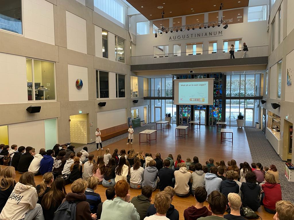 Arts in de klas: twee kinder(long)artsen van het Radboudumc gaven gisteren een gastles over vapen om onze leerlingen bewust te maken van de risico's en gevolgen van vapen.