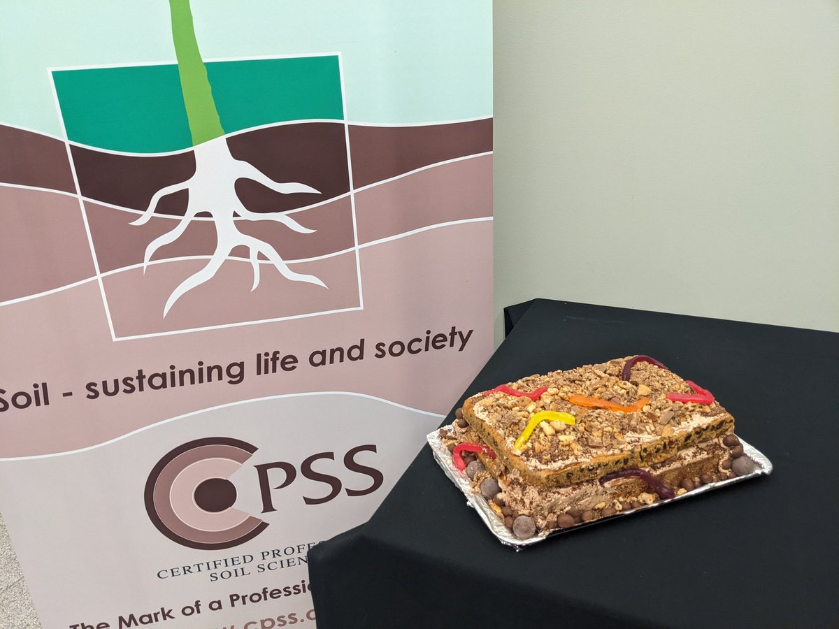 Happy #WorldSoilDay! We had a great celebration with the Vic Branch of @SoilScienceAust - kicking off with the #soil3MT, celebrating with a #soil themed cake and then catching with members afterwards (no photos from the soil3MT - I was busy judging - great talks!)