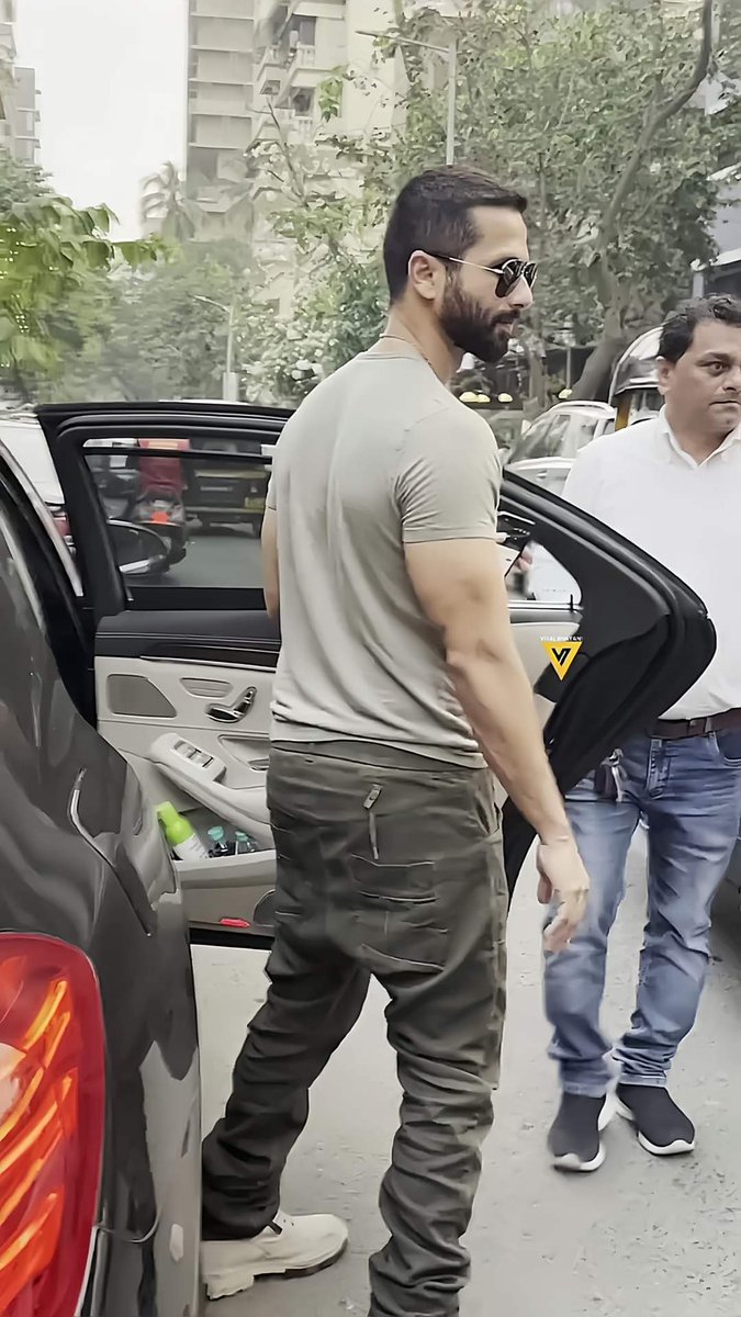 Shahid Kapoor  spotted at Bokkah cafe. 

#ShahidKapoorInfo #shahidkapoor #Bollywood #handsomeman