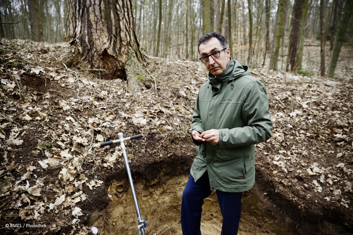 BMLEH_Bund's tweet photo. #Waldboden ist #Boden des Jahres 2024!

Er ist Lebensraum für viele Arten, speichert Wasser und Pflanzennährstoffe. Als Kohlenstoffsenke trägt er außerdem dazu bei, die #Klimakrise abzumildern. @cem_oezdemir übernimmt heute die Schirmherrschaft.

Mehr ⇨ https://t.co/XNJ8ahUsrw https://t.co/AKvIpu804p
