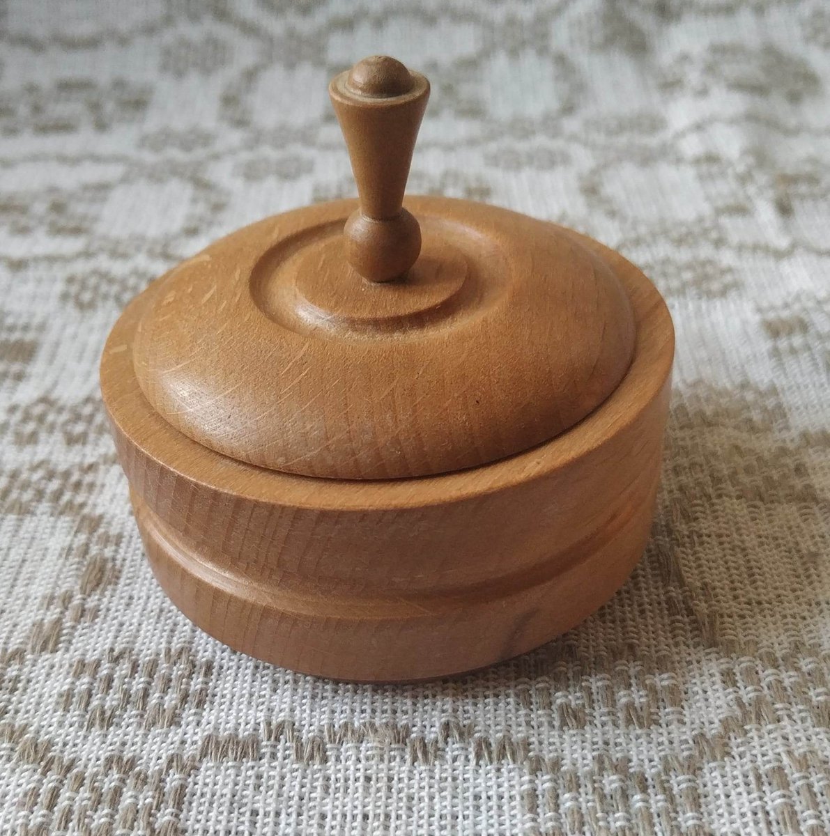 VintageSoviet's tweet photo. #Wooden #Box #Latvian #vintage #Round #Jewelry #Casket #Lidded #WoodBox #Minimalist #TreasureBox #jewelrybox #Baltic #atvia, 1970s        

https://t.co/A7lDCAT1y6 https://t.co/5cItfe0vYL