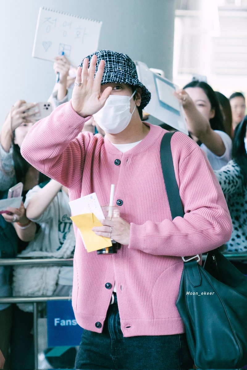 angelariel0311's tweet photo. 231121 HK airport
Hold our hands🤝,
we'll be your energy✨
@JYHeffect
#정용화 #jyh #mafan https://t.co/TZJu0SKSJC