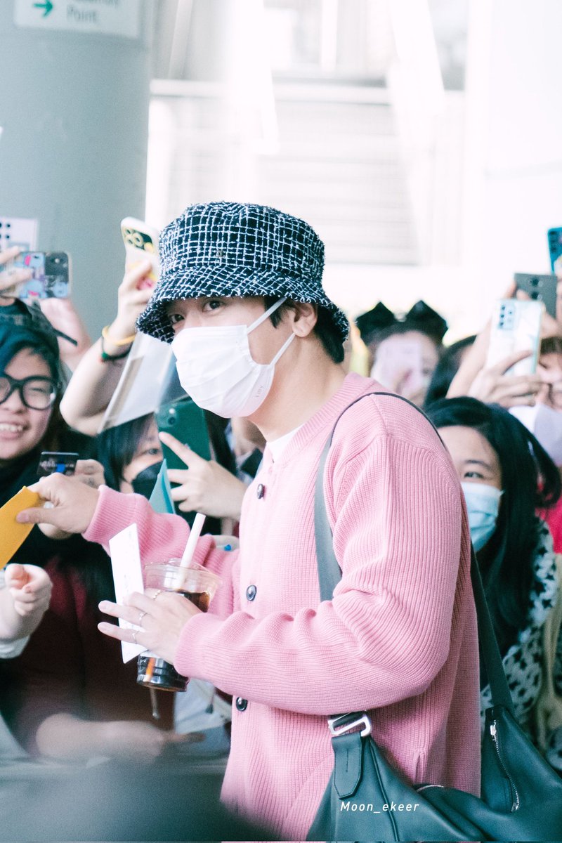 angelariel0311's tweet photo. 231121 HK airport
Hold our hands🤝,
we'll be your energy✨
@JYHeffect
#정용화 #jyh #mafan https://t.co/TZJu0SKSJC