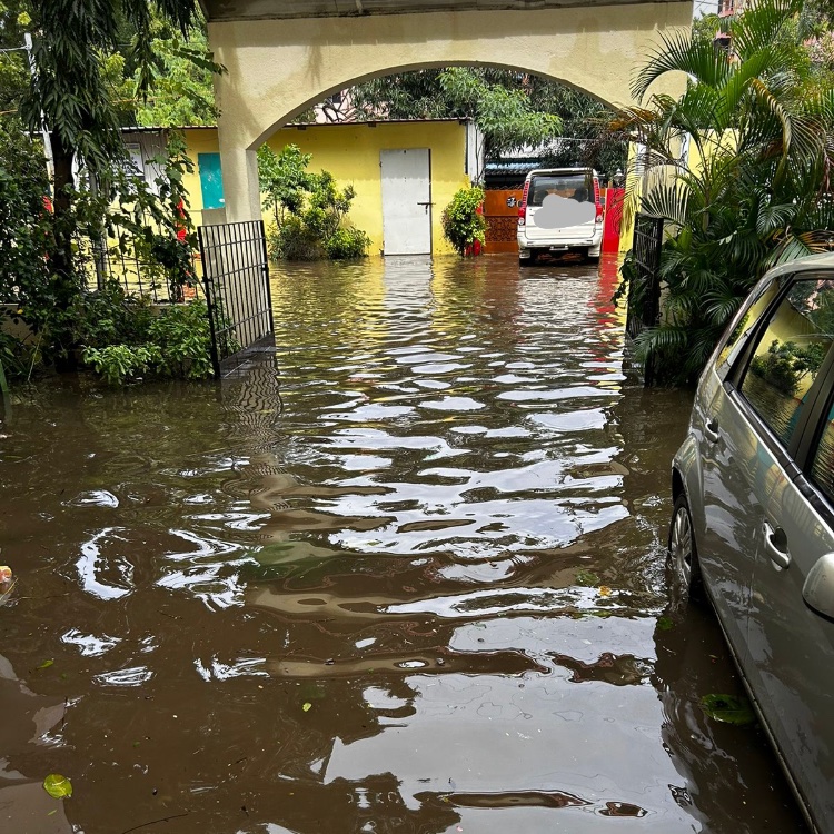 iamdatemike's tweet photo. Kalakshetra road in Thiruvanmiyur is waterlogged completely and there is no  power as well

Please help them -

@chennaicorp @chennaipolice_ @adyartimes @ChennaiRains https://t.co/jhZDE9nEgg