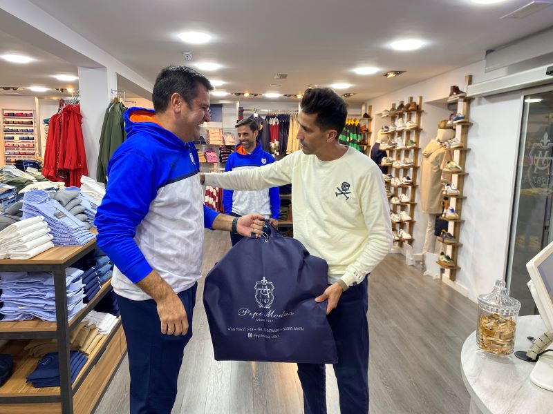 “Pepi Modas, patrocinador amigo que viste al Staff Técnico del Melilla Ciudad del Deporte Enrique Soler”.

Noticia completa y vídeo aquí 👇👇👇👇 

cdenriquesoler.clupik.app/es/news/pepi-m…

Enlace del vídeo: youtube.com/watch?v=-7ON11…

<a href="/PepiModas1987/">Pepi Modas 1987</a>