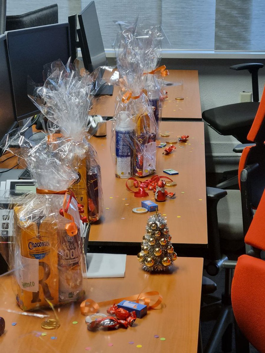 In Rotterdam, waar de Maas altijd stroomt,
Heeft Sint bij VDMi en Berencourt gedroomd.
Bij Internarrow en Creation, even daar,
liet hij wat lekkers achter, echt waar!

Met een knipoog en een lach,
zei Sint: "Geniet van deze dag!"