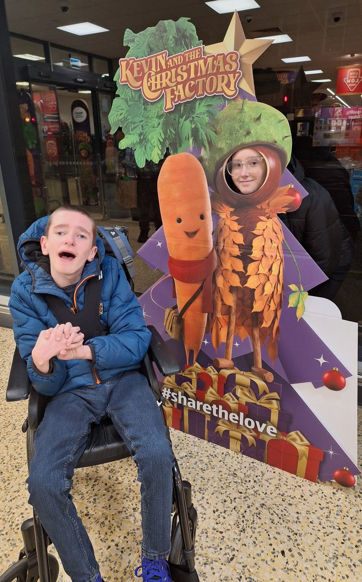 Shopping always more fun at <a href="/AldiUK/">Aldi Stores UK</a> especially when you run into <a href="/KevinTheCarrot/">Kevin The Carrot</a> #sharethelove