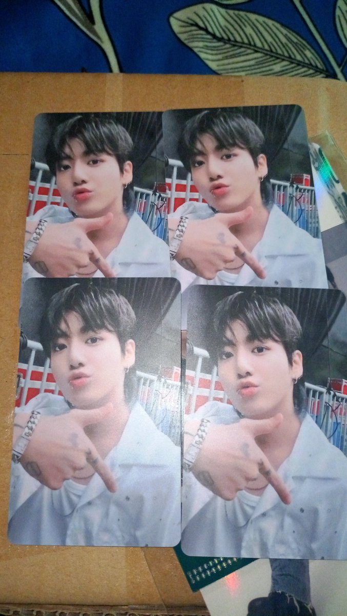 yshakki's tweet photo. hiii na unbox ko na jk golden albums jwuansjdj lapitin ba talaga ako ng dupes or ganito lang talaga, ganito rin ba sa mga meron dyan? 😭 https://t.co/uHYIS8OGSC
