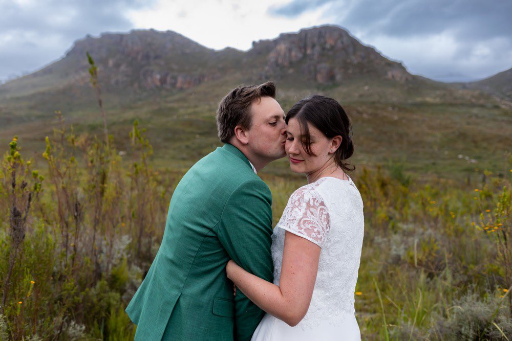 Happy #traveltuesday ✈️ A #capewinelands #southafrican #destinationhoneymoon is a great idea! 📸 Now couples are taking it one step further with a photoshoot to capture the memories. Check out Sarah & Wouter in #franschhoek 👇🏼 tinyurl.com/2b6ae4ek
