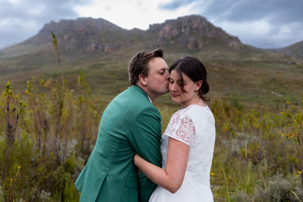Happy #traveltuesday 
✈️
A #capewinelands #southafrican #destinationhoneymoon is a great idea!
📸
Now couples are taking it one step further with a photoshoot to capture the memories. Check out Sarah &amp; Wouter in #franschhoek 
👇🏼

tinyurl.com/2b6ae4ek