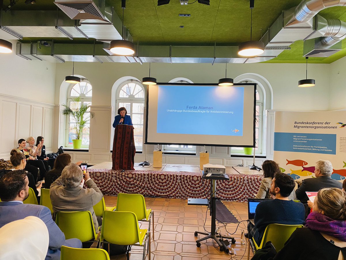 Aktuell bei der 8. #BKMO im #GlobalVillage hält die Antidiskriminierungsbeauftragte Ferda Ataman ein starkes Grußwort zu aktuellen Herausforderungen und gegen Populismus in unserer Migrationsgesellschaft  💪💪🏾💪🏾 : „Wir müssen die Menschlichkeit und die Demokratie verteidigen.“