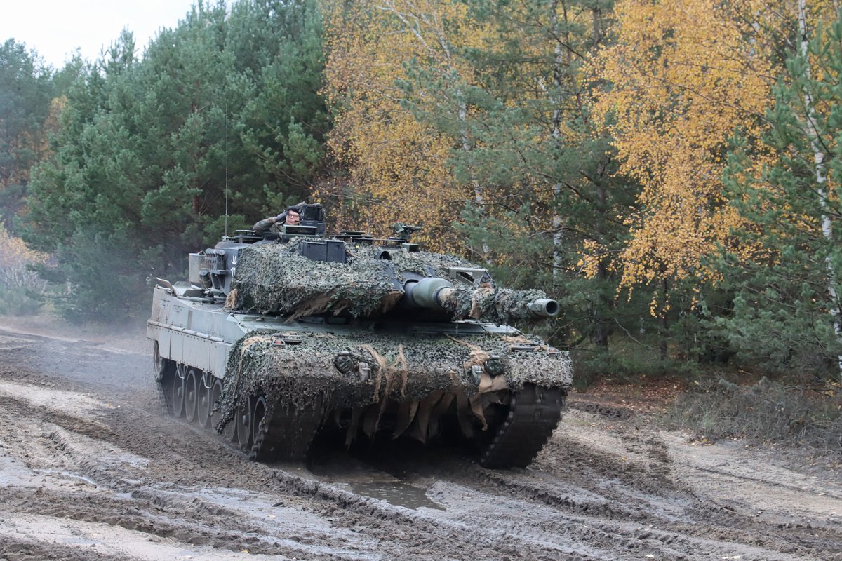 Deutsches_Heer's tweet photo. Tausche Pkw gegen Kampfpanzer: Auf 32 Reservisten vom #Panzerbataillon203 trifft das zu. Der scharfe Schuss mit dem Leopard krönt die #Heeresausbildung der letzten Jahre. Die Panzerbesatzungen nutzen den zweiwöchigen Übungsplatzaufenthalt, um ihre Fertigkeiten weiter auszubauen. https://t.co/CKhmXk43rH