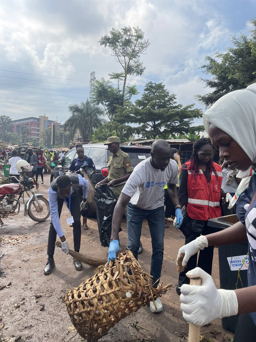 IVD 2023 is here🇺🇳🇺🇬 IVD in Uganda start with community cleaning service with volunteers! 🌍What if everyone collected trash from the streets? 🌍What if everyone championed climate action? We act together💪