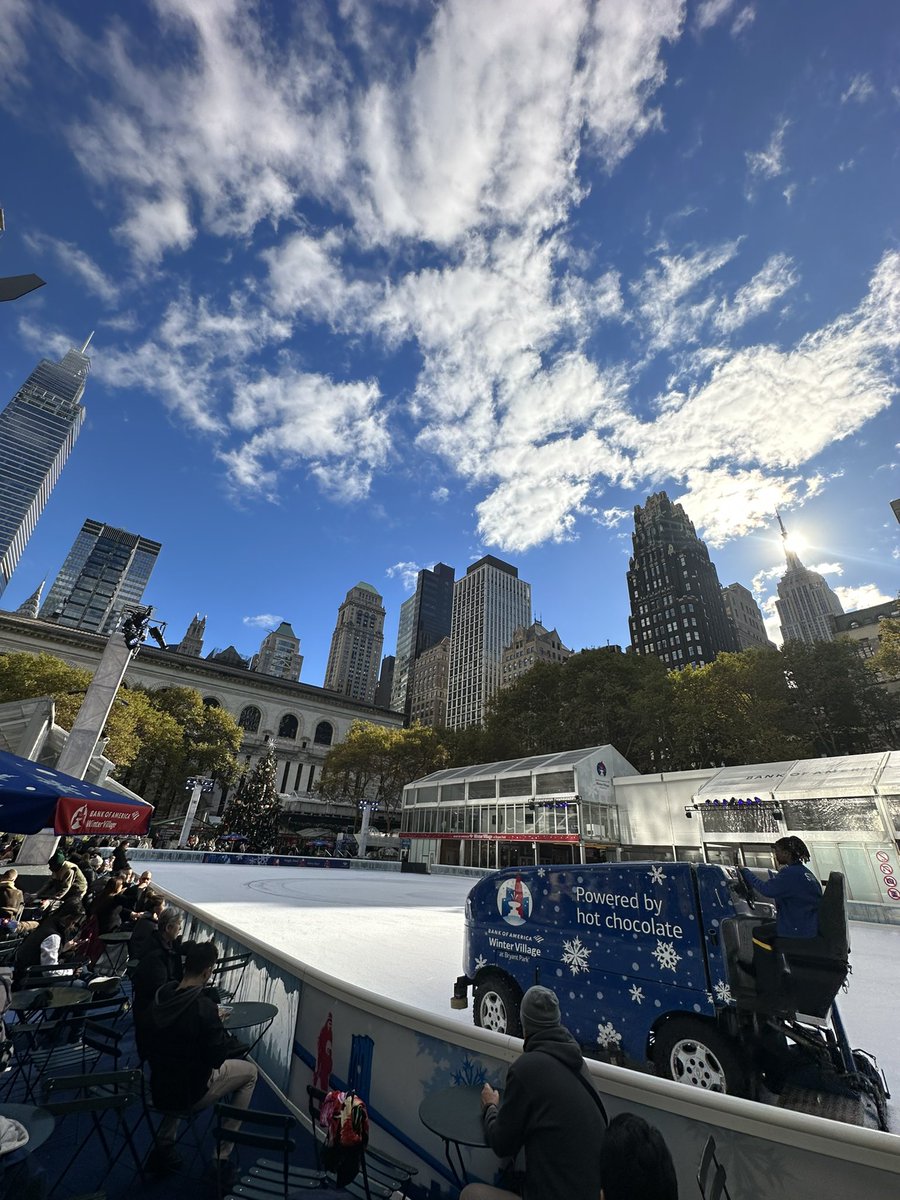 bryantparknyc's tweet photo. At this point, we’re running on good vibes and hot chocolate ☕️. https://t.co/fsURRYih0b