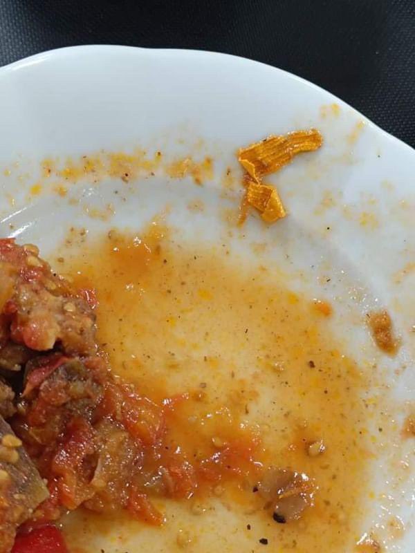 Geçen günlerde faresini paylaştığımız;akrebiyle,böceğiyle sürekli ihbar gelen İyaz Bin Ganem Kız KYK'dan gelen yemek görsellerini sizlerle paylaşıyoruz.

Gerekli hijyen koşullarını sağlamadığınız sürece isminizi her yerde göreceksiniz. Öğrencilerin nitelikli yemek hakkını derhal