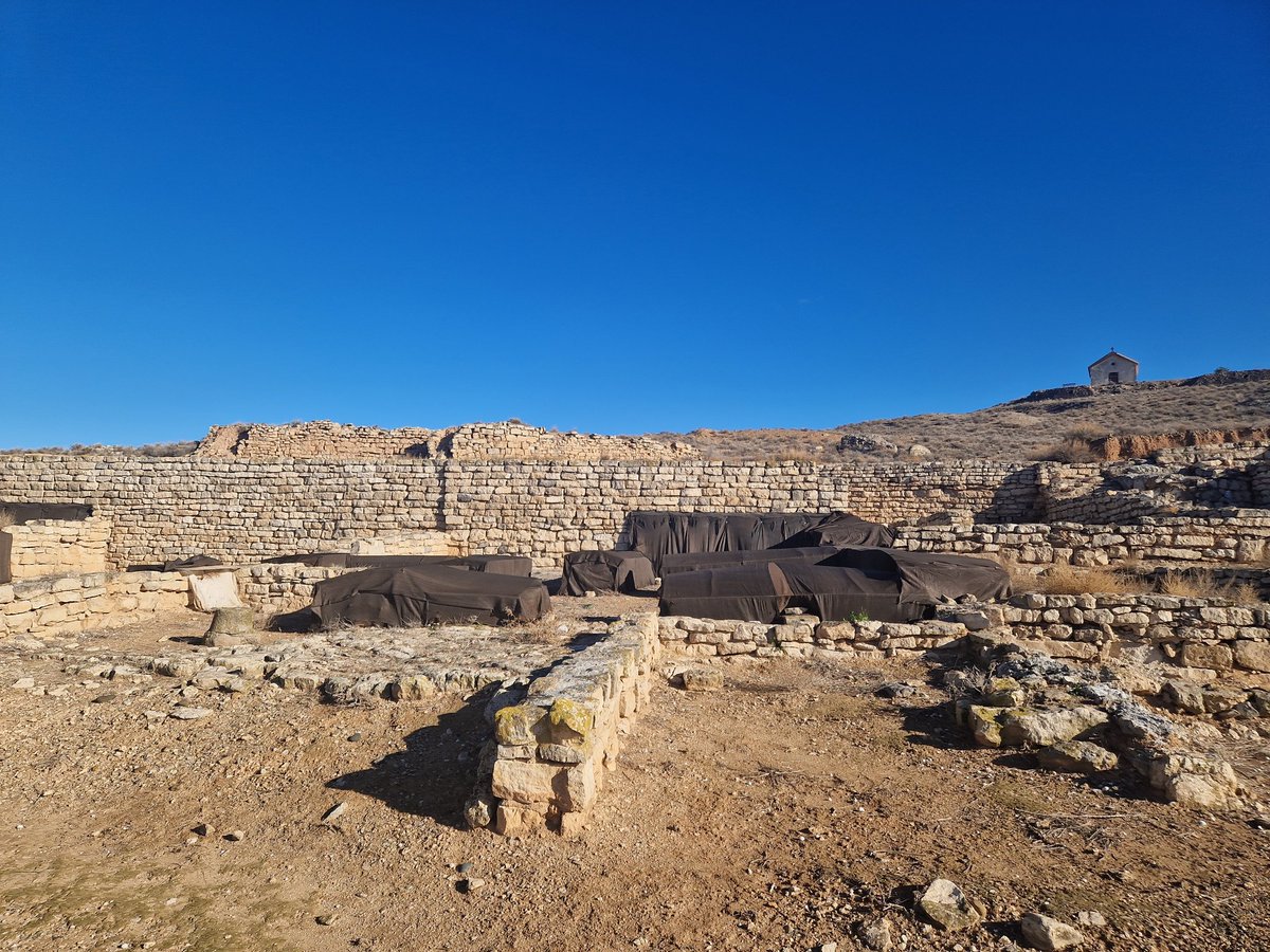 GLORIAPG2022's tweet photo. 👉 Hemos actuado en la restauración, consolidacióny mantenimiento de las pinturas murales en la Ínsula II de la Colonia romana de Julia Lérida Celsa, primera fundación en el valle medio del Ebro siglo I a. C.
#Celse
#velilladeebro
#restauración
#Patrimoniocultural
#patrimonio https://t.co/aHfkw8yvRm