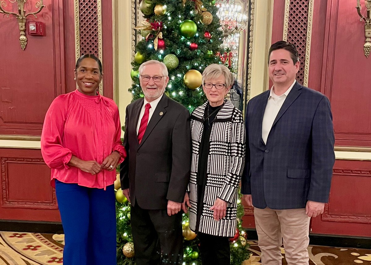 LtGovStratton's tweet image. As Chair of the Governor’s Rural Affairs Council (#GRAC), I enjoyed visiting with old friends and new at the @ILFarmBureau Annual Meeting. 

#AgConnectsUsAll and I can’t wait to see where we’ll go next.

(and congratulations @ILFBPres Rich Guebert on your retirement!)