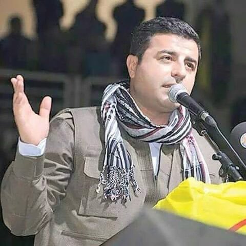 Selahattin Demirtaş’ın bugün ki mahkemesinden: 

“Ben Kürdüm, Kürt siyasetçisiyim, yargılanmamın sebebi budur. Türk ırkçısı olsaydım tek bir soruşturma geçirmezdim. Irkçı, faşist bir çete lideri olsam yargılanmazdım. Sözlerimi geri alacak değilim. 
Yüz bin yıl yatsam söylemeye