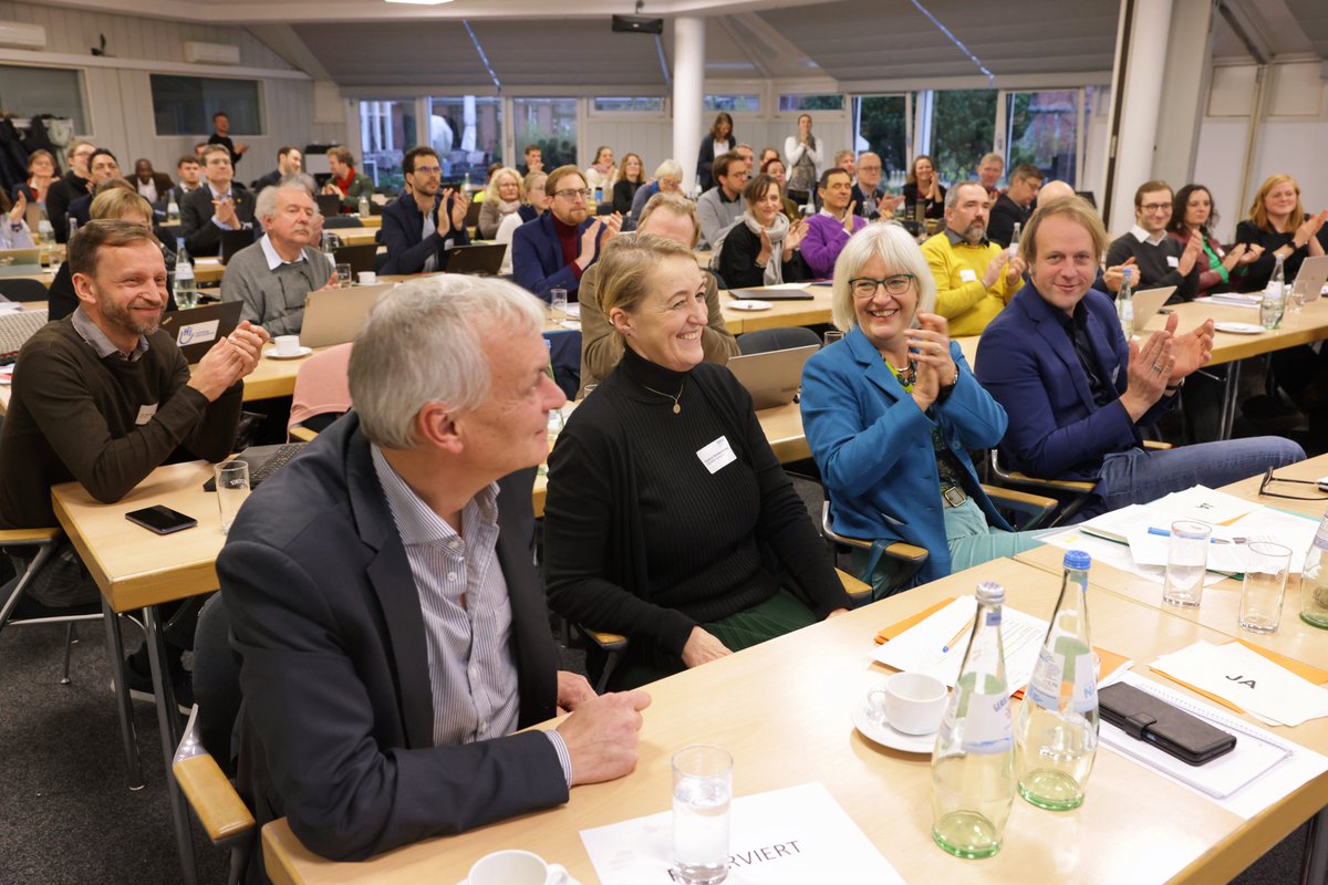 NEUE DOPPELSPITZE BEI VENRO: Die heutige Mitgliederversammlung hat Gudrun Schattschneider und Michael Herbst zu den neuen Vorstandsvorsitzenden des Verbands gewählt. Stellvertreter_Innen sind Angela Bähr und Carsten Montag. Vielen Dank und alles Gute!