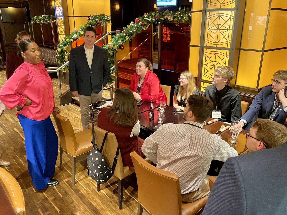LtGovStratton's tweet image. As Chair of the Governor’s Rural Affairs Council (#GRAC), I enjoyed visiting with old friends and new at the @ILFarmBureau Annual Meeting. 

#AgConnectsUsAll and I can’t wait to see where we’ll go next.

(and congratulations @ILFBPres Rich Guebert on your retirement!)