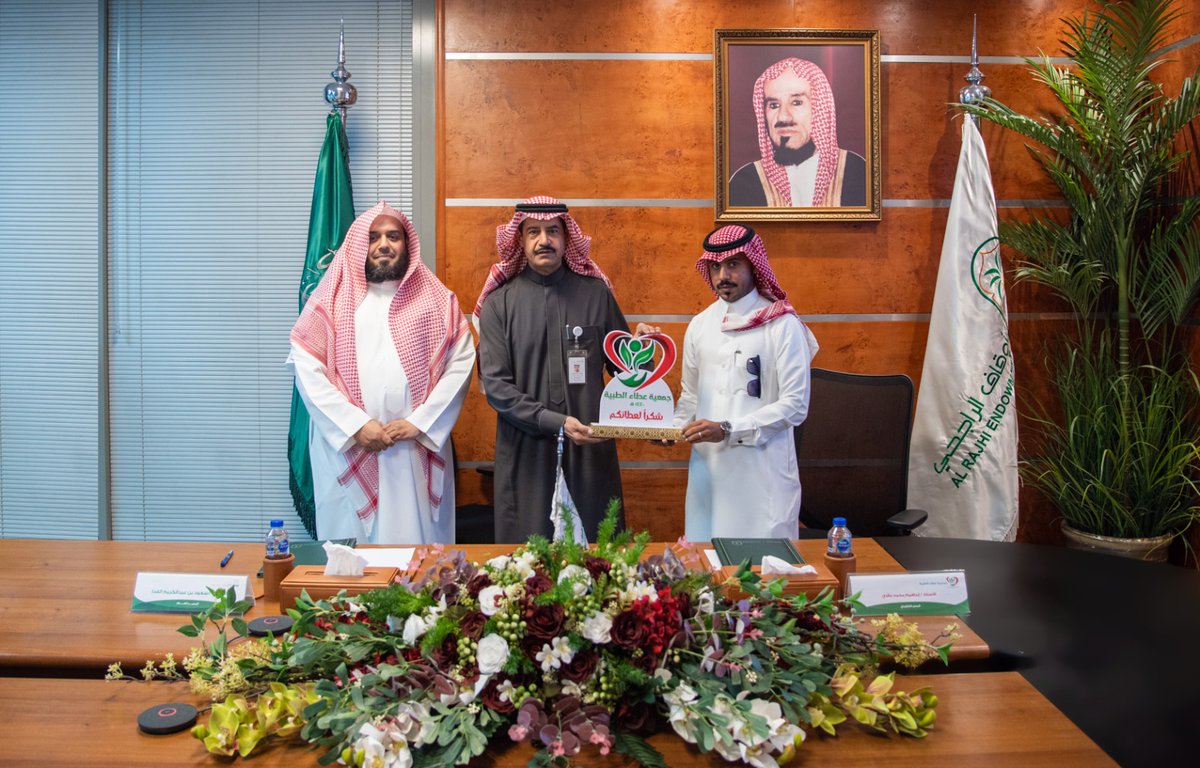 AttaSamth's tweet photo. امتداداً لدعم @RajhiEndowment  أوقاف صالح الراجحي السابق ومساهمتها الفاعلة في علاج المرضى المحتاجين ، تم بحمدالله صباح هذا اليوم توقيع اتفاقية لتنفيذ (برنامج كليتي) لدعم غسيل الكلى لمرضى الفشل الكلوي.
تمت هذه الاتفاقية بحضور المدير العام للأوقاف سعادة الأستاذ سعود بن عبدالكريم الفدَا والمدير التنفيذي لجمعية عطاء الطبية بصامطة الأستاذ إبراهيم بن محمد مقري .
#شراكة
#اتفاقية
#العلاج_الخيري