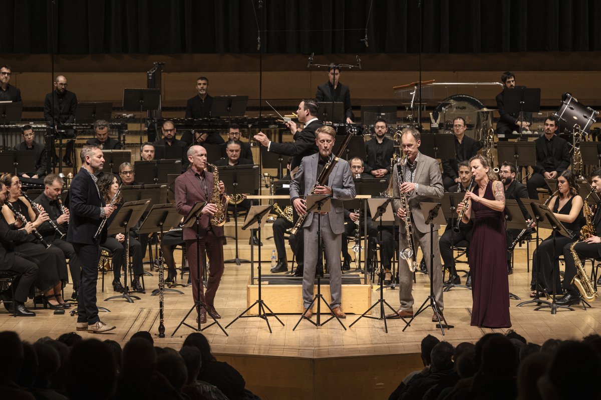 Moments del concert de diumenge amb @CALEFAX  i el director holandès Björn Bus!

Un concert dedicat a la figura del compositor <a href="/JohandeMeij/">Johan de Meij</a>, que incloïa la Simfonia "El senyor dels anells", i un homenatge a un altre holandès molt estimat a casa nostra: Johan Cruyff.

📷May Zircus