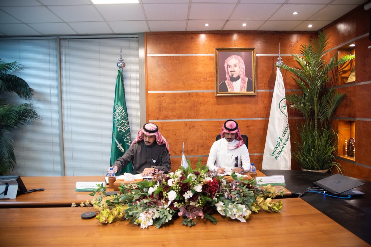 AttaSamth's tweet photo. امتداداً لدعم @RajhiEndowment  أوقاف صالح الراجحي السابق ومساهمتها الفاعلة في علاج المرضى المحتاجين ، تم بحمدالله صباح هذا اليوم توقيع اتفاقية لتنفيذ (برنامج كليتي) لدعم غسيل الكلى لمرضى الفشل الكلوي.
تمت هذه الاتفاقية بحضور المدير العام للأوقاف سعادة الأستاذ سعود بن عبدالكريم الفدَا والمدير التنفيذي لجمعية عطاء الطبية بصامطة الأستاذ إبراهيم بن محمد مقري .
#شراكة
#اتفاقية
#العلاج_الخيري