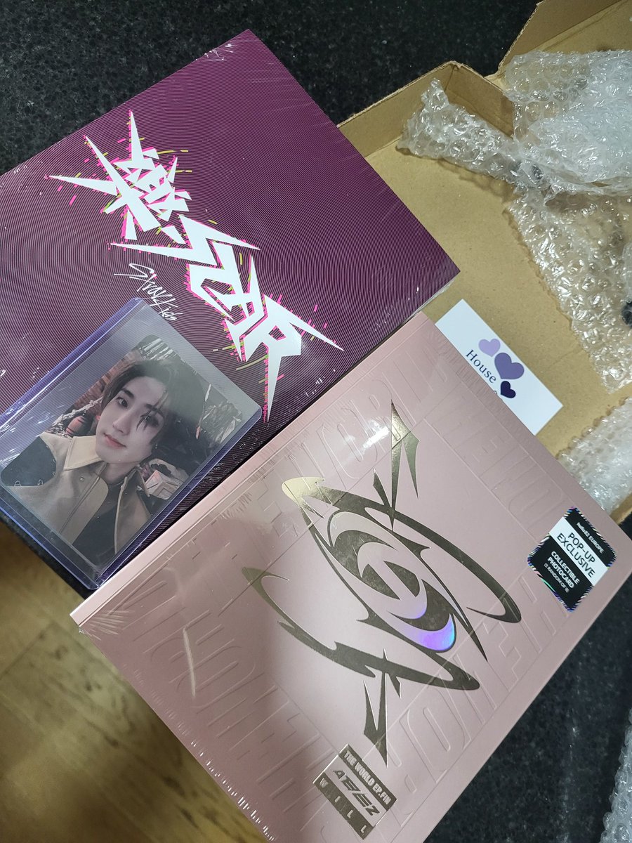beth_marie00's tweet photo. OHMAGODOHMAGSOIABAHDJAKDJHDKAKDBSNAK IM SO HAPPY MY ATEEZ AND STRAY KIDS ALBUMS ARE HERE AHAHAHJAKDHAKAJVDKA https://t.co/RGLCOP5qw1