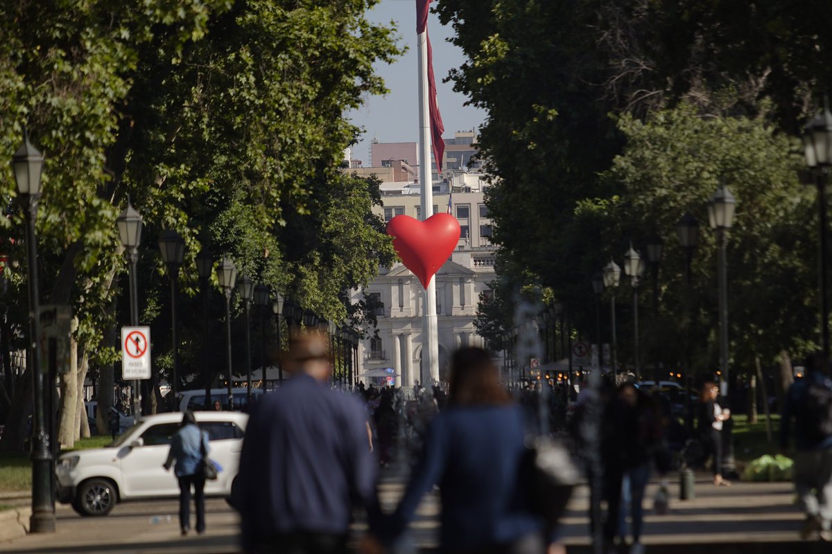 ¡Ya es oficial la inauguración del #HechoEnCasaFest 2023 con estas hermosas 4 obras que se despliegan en la comuna de Santiago. “Gran Amigo”🧎‍♂️, “Piñata” 🪅, “Corazón” ❤️ y “Bola Disco” 🪩. Te esperamos en nuestra 10ma versión del Festival hasta el domingo.
Invita: <a href="/Gob_Santiago/">Gobierno de Santiago</a>