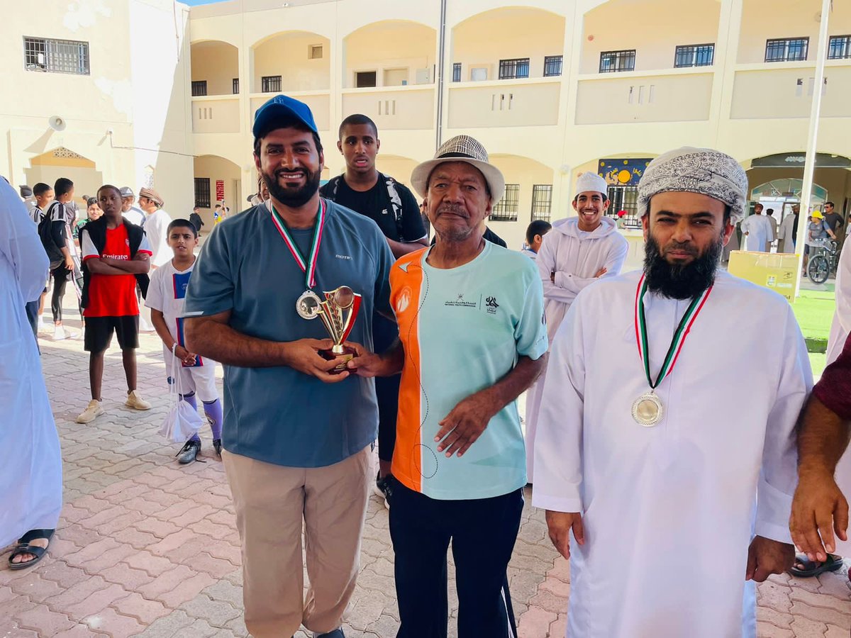 #شوية_رياضة
ختام البرنامج تكريم المتنافسين وسط اجواء جميله ورائعه وحيوية ونشاط .. شكراً للجميع 🌹🌹
#تعلم_مستدام
#التكريم
#المدرسة_والمجتمع
<a href="/omanssa_dh/">لجنة الرياضة المدرسية بالظاهرة</a>
@OmanSSA